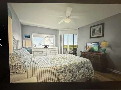 North Hutchinson Island - Cozy condo steps away from natural beach - great views Pepper Park Beach附近的飯店