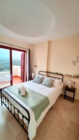 Charming penthouse ideal for couples. Overlooking the sea (800m and the mountains.