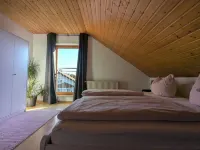 Black Forest vacation home Strauch surrounded by great hiking trails and excursion destinations ユーリンゲン＝ビルケンドルフのホテル