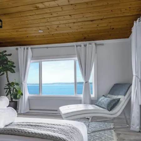 Vashon Modern Waterfront Retreat+Private Beach+BBQ+Firepit