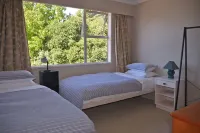 Cosy Kiwi Bach with lake views | Close to ski fields | 1 minute walk to the lake