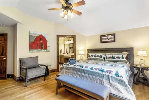 Cabin Zen. Riverfront. Hot Tub. Fire-Pit. Arcades. Pet-Friendly. Sleeps 8+