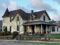 Historic Family 6-bedroom home on delightful 2nd Street in Oakland, MD