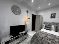 cosy large one-bedroom for business travellers 트위크넘 주변 호텔