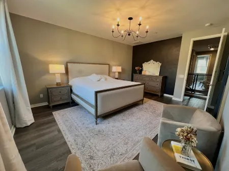 Resort living 3 bedroom modern apt with backyard