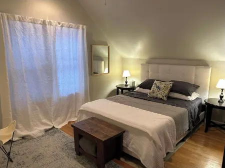 Walk to Everything Charming 2-bedroom apartment in fabulous New Paltz