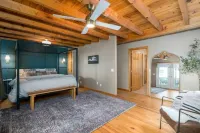 New Listing! Luxury mountain view cabin in the heart of Aska Adventure area