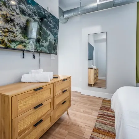 OTR, 1blk to TQL, Cali King Bed, Sleeps 4, Free Light Rail, 58in TVs, Wifi