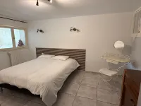 Type 2 apartment in the heart of the Provencal countryside with swimming pool and parking lot Hotels in Auriol