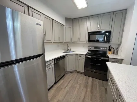 Newly remodeled condo for travel professionals and interns Отели рядом с достопримечательностью «Медикал Сентер оф Орора»