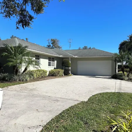 Spacious Family friendly home across from Lake Jackson, near downtown Sebring. Отели в г. Себринг