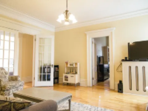 Stunning and spacious heritage home Hoteles en Saint John