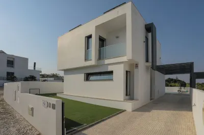 Detached Villa w/ Outdoor Kitchen & Private Swimming Pool near City & Beach Hotel a 