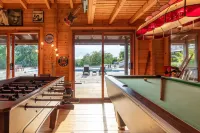 Spacious N.London Mansion w/Heated Pool, Games Room, Pool House & Tennis Court Hotels in Hertsmere District