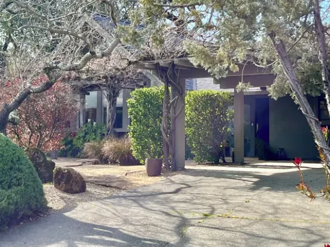 St. Helena home facing Spottswood Vinyard wood & walking distance to downtown 聖海倫娜酒店