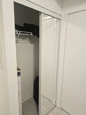 Spacious Master Ensuite Room w King Size Bed, Hi-Speed Wifi, A/C,  Fan & Dresser