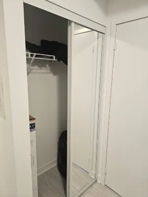 Spacious Master Ensuite Room w King Size Bed, Hi-Speed Wifi, A/C,  Fan & Dresser