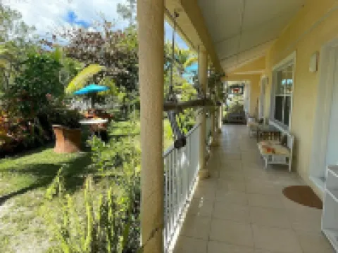 2Br near Coral Beach- Coconut Villa, hear the waves and relax!