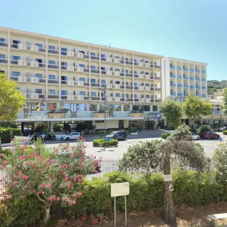 Geneva House: luxury beachfront apartment with parking space and renowned view