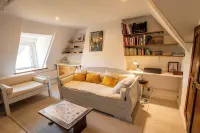 Charming longère in a quiet location 5 minutes from a large sandy beach. Hotels in Ploemeur