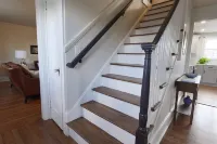 Luxury 4-bedroom house in charming Bloomfield, Secluded, WiFi & Security camera. Hotels in Bloomfield