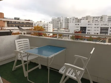 Un Grand Jolie T1 Sans vis a vis Très Lumineux, Agréable au Centre Ville