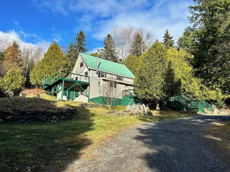 Charming 3-bedroom house in Rangeley with trail access