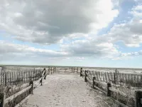 Walk to Beach: Modern-Not a 90’s Throwback! Hotels in Brigantine