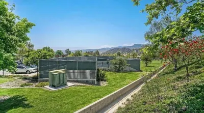 All Included & All Furnished 2 bed 2 bath Condo Ready to Move in! Mentryville附近的飯店