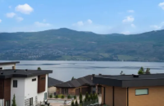 Lake views, Pool & Retreat Backyard patio + BBQ!