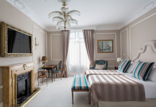 [호텔 엘 팰리스 바르셀로나의 럭셔리한 인테리어]