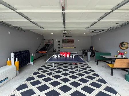 Lambeau Lookout on Elmview - Less than a mile from Lambeau - Pet Friendly!