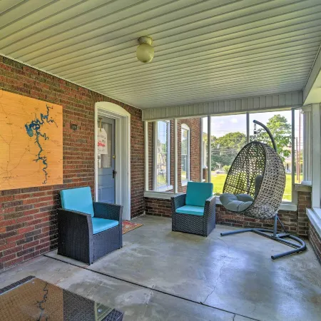 Glasgow Home w/ Porch: Close to Lake & Caves!