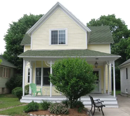 Charming 4 bedroom in the heart of Grand Haven!