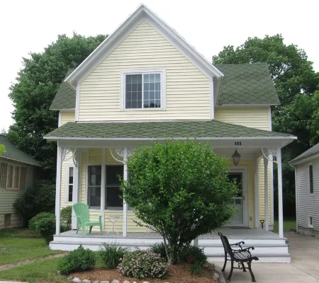 Charming 4 bedroom in the heart of Grand Haven!