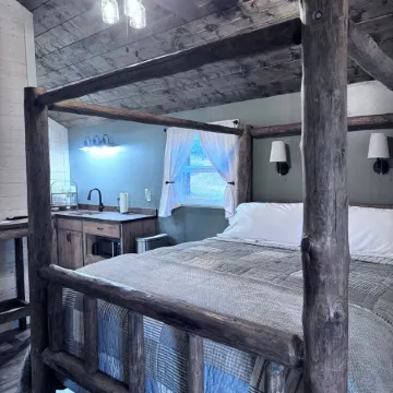 Cozy and charming little cabin nestled up in the trees ,in columbia falls MT