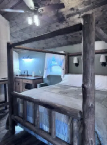 Cozy and charming little cabin nestled up in the trees ,in columbia falls MT