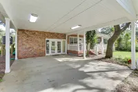 2 Mi to Mashes Sands Beach: Quiet Home w/ Dock! - parking