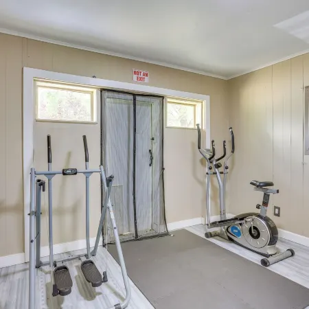 6 Mi to Ellen Trout Zoo: Family Home w/ Yard!