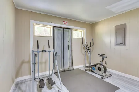 6 Mi to Ellen Trout Zoo: Family Home w/ Yard!