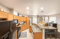 Romantic Hot Tub w/water view. Cute 3-bd Villa w/2 King beds and ensuite baths.