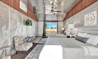 Brand New Private Pool and Hot-Tub Near Main!