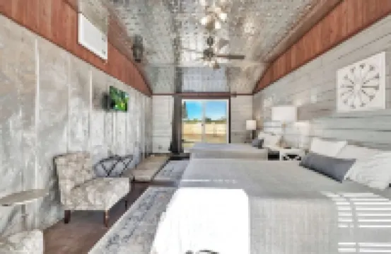 全新私人泳池和熱水浴缸靠近主街！