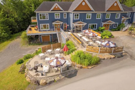 Au Sommet du Lac Magog Отели в г. Мейгог