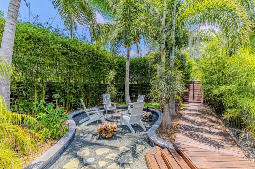 Tropical 4-bedroom Oasis on the river with Pool and Jacuzzi in Bonita Springs