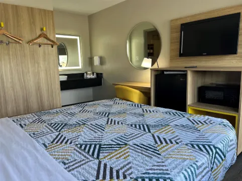 Days Inn by Wyndham Kansas City Northeast チョートー・タウンシップのホテル