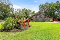 2 Bd Cabin, Hot Tub, Utk/Neyland, Smokys, 16Acres, FP, Arcade, Fishing