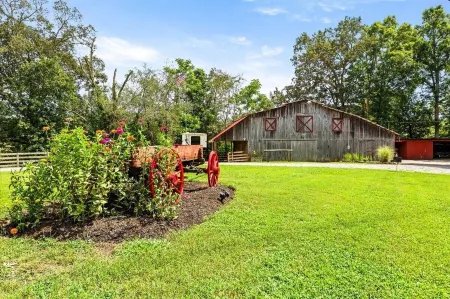 2 Bd Log Cabin, Hot Tub, Utk/Neyland, Smokies, 16Acres, FP, Arcade, Fishing