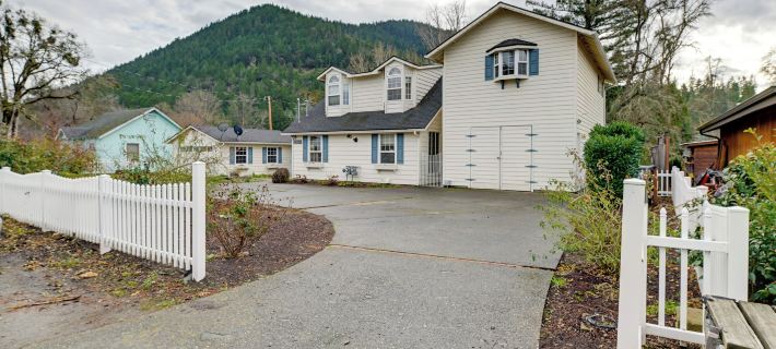 Spacious Grants Pass Home w/ Hot Tub & Views! Hotels in Grants Pass