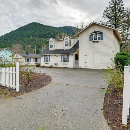 Spacious Grants Pass Home w/ Hot Tub & Views!